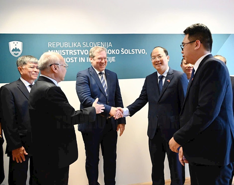 Giáo sư Igor Papič tiếp đón đoàn đại biểu TPHCM đến thăm, làm việc.