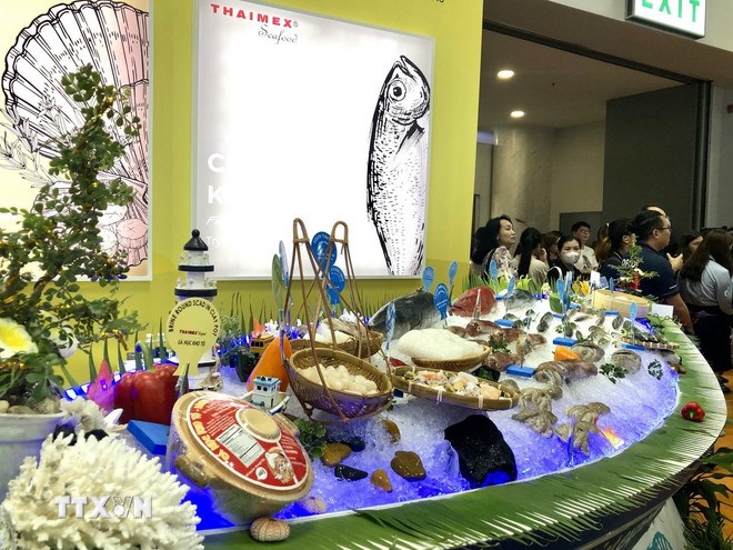 Đa dạng sản phẩm, nguyên liệu tươi sống trưng bày tại triển lãm. (Ảnh: TTXVN)