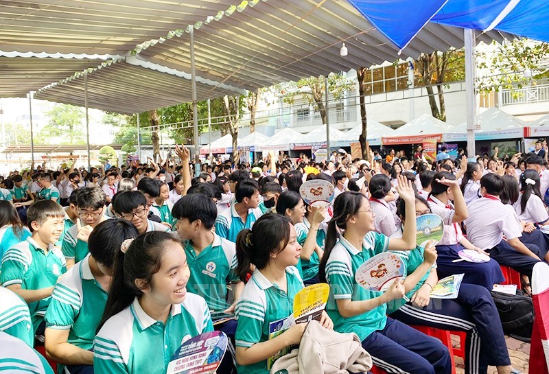 Các em học sinh tham gia tư vấn, hướng nghiệp.