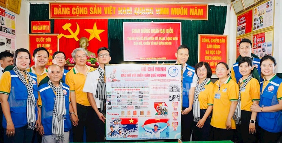 Tổ 2 trao tặng không gian văn hóa Hồ Chí Minh đến cán bộ, chiến sĩ Nhà giàn DK1/10