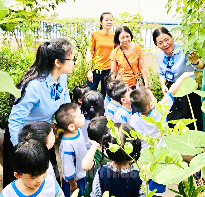 Cô Nguyễn Thị Ngọc Lan cùng giáo viên và các em học sinh tham quan “Vườn cây của bé”