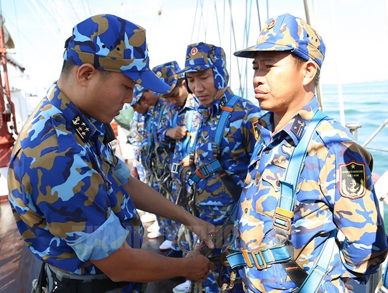 Tổ trưởng các tổ kiểm tra công tác bảo đảm an toàn của các thành viên Tàu 286-Lê Quý Đôn trong chuyến thăm, giao lưu với Hải quân Malaysia kết hợp huấn luyện đi biển đường dài của tàu. (Ảnh: Thanhuytphcm.vn)