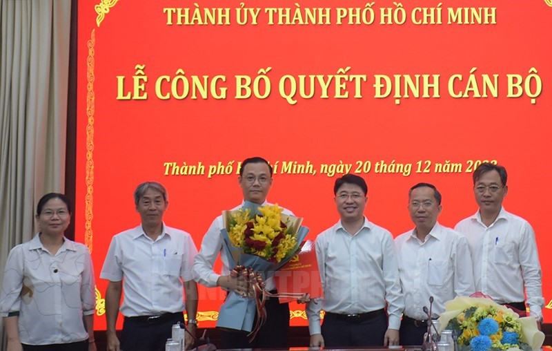 Tập thể Văn phòng Thành ủy chúc mừng đồng chí Cao Sơn Yên.