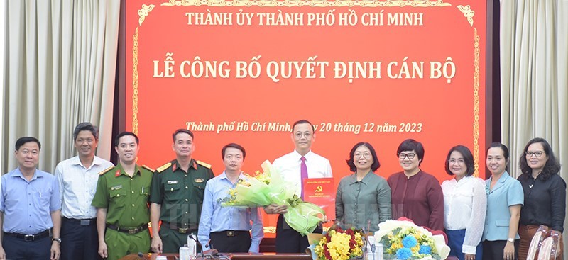 Tập thể Quận ủy Quận 5 chúc mừng đồng chí Cao Sơn Yên.