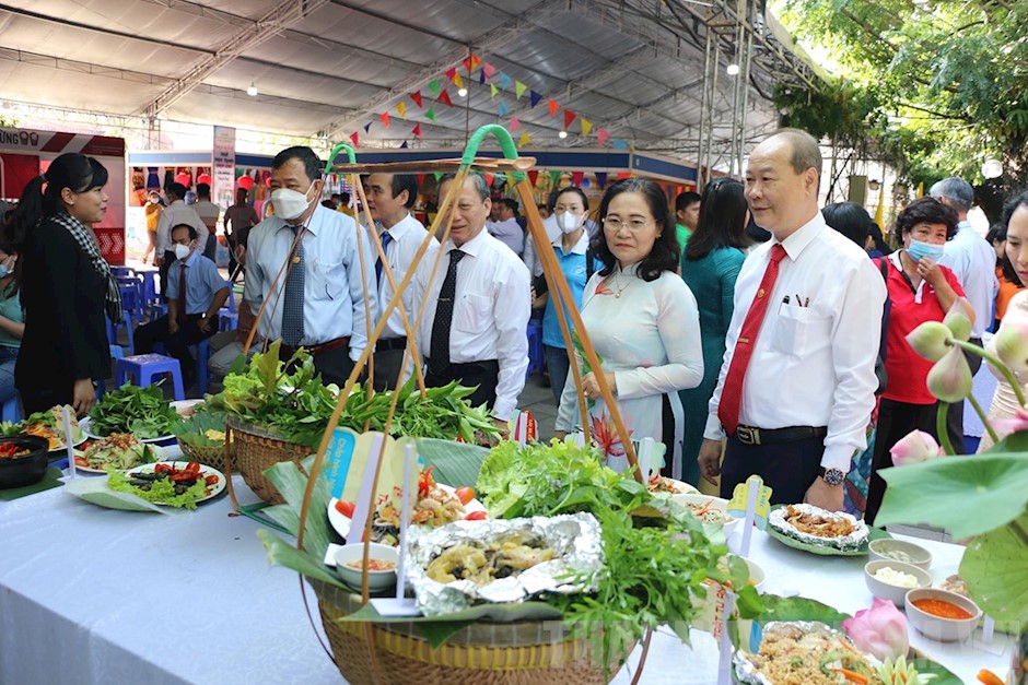 Đồng chí Nguyễn Thị Lệ, Phó Bí thư Thành ủy, Chủ tịch HĐND TPHCM cùng các đồng chí lãnh đạo địa phương tham quan Ngày hội văn hóa ẩm thực “Hương sắc vùng Đất thép”