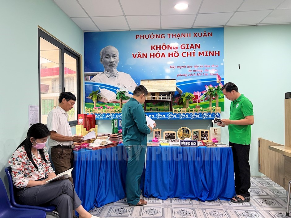 Cán bộ, đảng viên phường Thạnh Xuân sinh hoạt tại Không gian văn hóa Hồ Chí Minh của phường