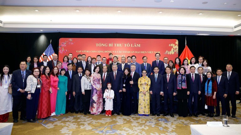 Tổng Bí thư Tô Lâm với bà con cộng đồng người Việt Nam tại Hoa Kỳ. (Ảnh: Thống Nhất/TTXVN)