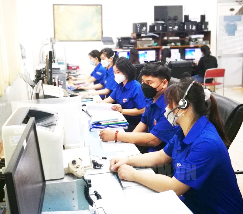 Đoàn viên, thanh niên tại Đài Tiếng nói Nhân nân TPHCM thực hiện chương trình Thông tin Duyên hải