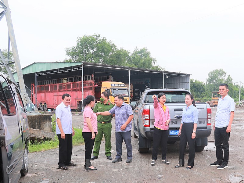 Đồng chí Nguyễn Thị Hiếu Hạnh cùng đoàn công tác khảo sát thực tế tại bãi xe container dưới chân cầu Phú Hữu, phường Phú Hữu