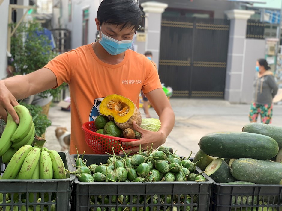 Người dân tại khu phong tỏa hẻm 39 đường số 4, khu phố 3, phường Linh Tây, nhận thực phẩm hỗ trợ