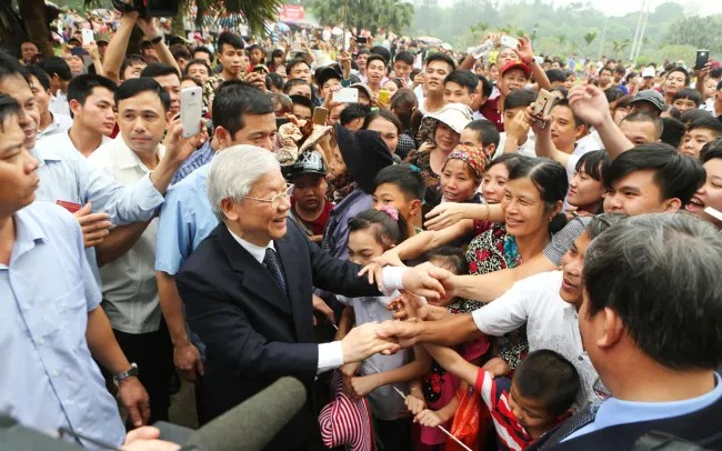 Tổng Bí thư Nguyễn Phú Trọng với nhân dân tham dự Lễ hội Đền Hùng năm Bính Thân 2016. (Ảnh: TTXVN)