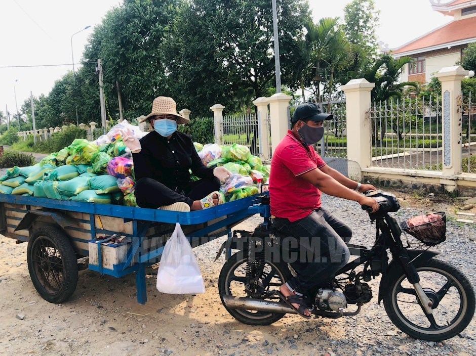 Chủ nhà trọ Nguyễn Ngọc Trâm, khu phố Ích Thạnh, phường Trường Thạnh với chuyến xe chở những phần lương thực, thực phẩm đến người thuê trọ và người dân khó khăn