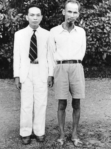 Đại tướng Võ Nguyên Giáp và Chủ tịch Hồ Chí Minh tại Bắc Bộ phủ vào tháng 9/1945 ngay sau Cách mạng tháng Tám thành công. (Ảnh tư liệu)