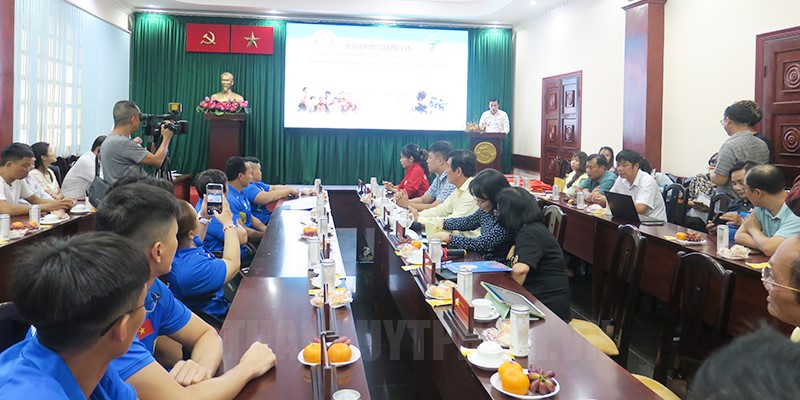 Các đại biểu tham dự họp mặt