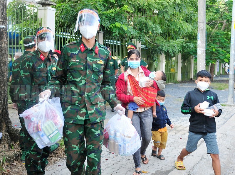 Bộ đội hỗ trợ người dân từ TPHCM trở về quê nhà tại các tỉnh Tây Nguyên. (Ảnh: Thanhuytphcm.vn)
