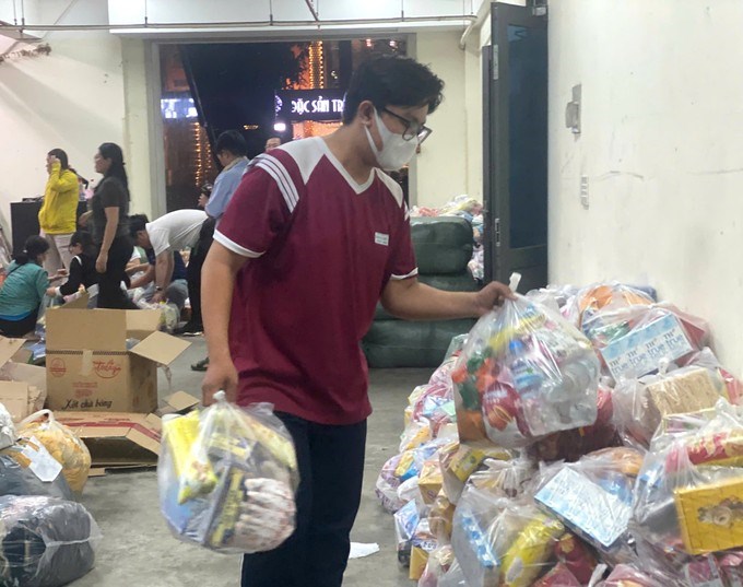 Tối 21/11, nhiều học sinh vẫn đến đóng gói hàng hóa tại trụ sở Ủy ban MTTQ Việt Nam TPHCM