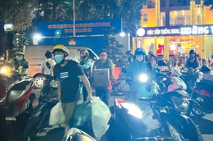 Tối 21/11, nhiều người dân mang hàng hoá, nhu yếu phẩm đến Ủy ban MTTQ Việt Nam TPHCM ủng hộ đồng bào vùng bão lũ