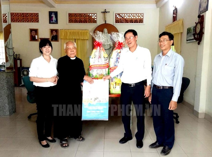Đoàn lãnh đạo huyện Củ Chi chúc mừng Giáng sinh Linh mục Phạm Văn Hòa, Quản hạt Củ Chi, Chánh sứ Giáo xứ Bắc Hà. Ảnh: Ngọc Nữ