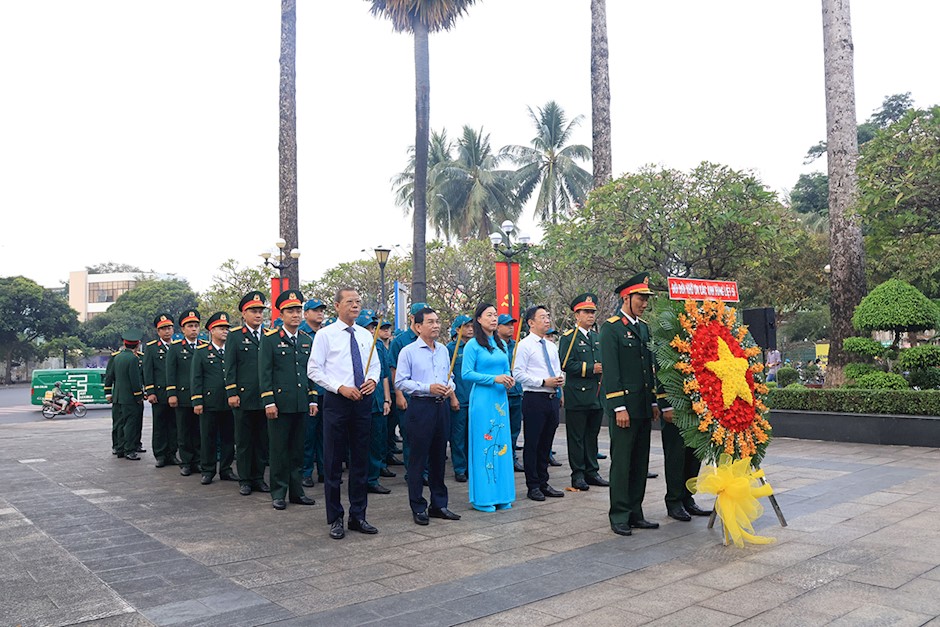 Lãnh đạo quận dâng hương, dâng hoa tại đài tưởng niệm quận