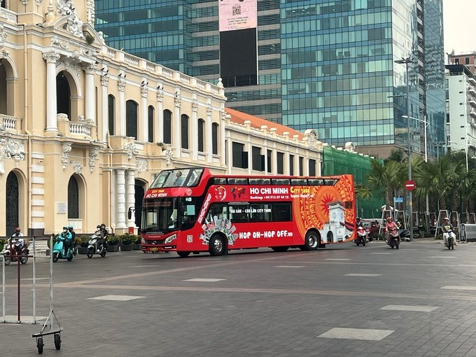 Xe ô tô 2 tầng, thoáng nóc hoạt động tại khu vực trung tâm Sài Gòn. (Ảnh SGGP)