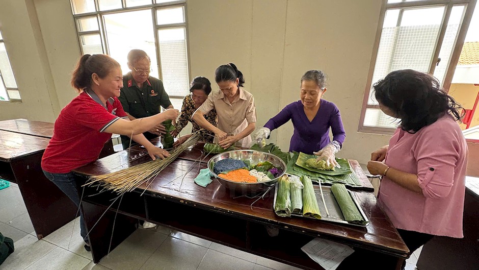 Các đội thi thực hiện gói bánh tét.