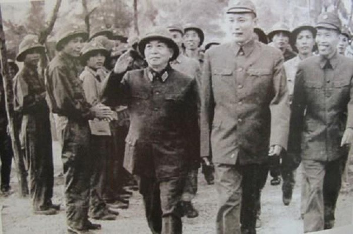 Đại tướng Võ Nguyên Giáp cùng Tư lệnh Binh đoàn Trường Sơn Đồng Sỹ Nguyên đến thăm bộ đội Trường Sơn. (Nguồn: Chinhphu.vn)