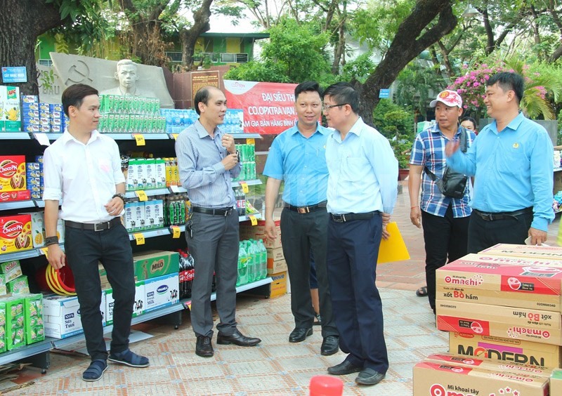 Đại biểu tham quan, mua sắm thực phẩm, nông sản tại ngày hội. (Ảnh: Thiên Tâm)