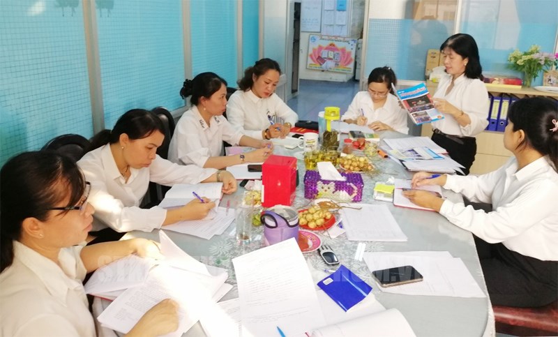 Chi bộ Hội Liên hiệp Phụ nữ quận Tân Phú phổ biến tài liệu tuyên truyền trong một cuộc sinh hoạt hằng tháng. (Ảnh minh họa)