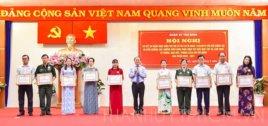 Bí thư Quận ủy Lê Hoàng Hà tặng Giấy khen cho cá tập thể tại hội nghị