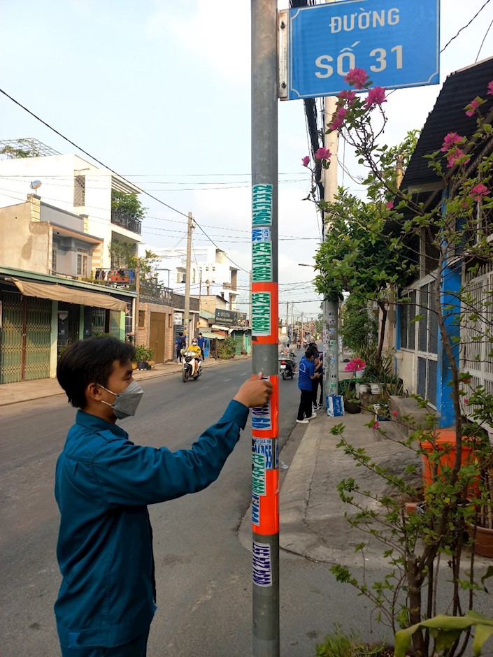 Đoàn viên thanh niên gỡ các rao vặt, quảng cáo kém mỹ quan trên các cột điện ở tuyến đường Lý Tế Xuyên, phường Linh Đông, TP Thủ Đức. (Ảnh: VT)