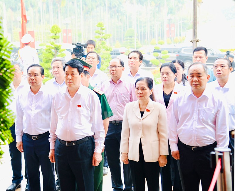 Đồng chí Lương Cường cùng các thành viên trong đoàn dâng hoa, dâng hương tưởng niệm các anh hùng liệt sĩ