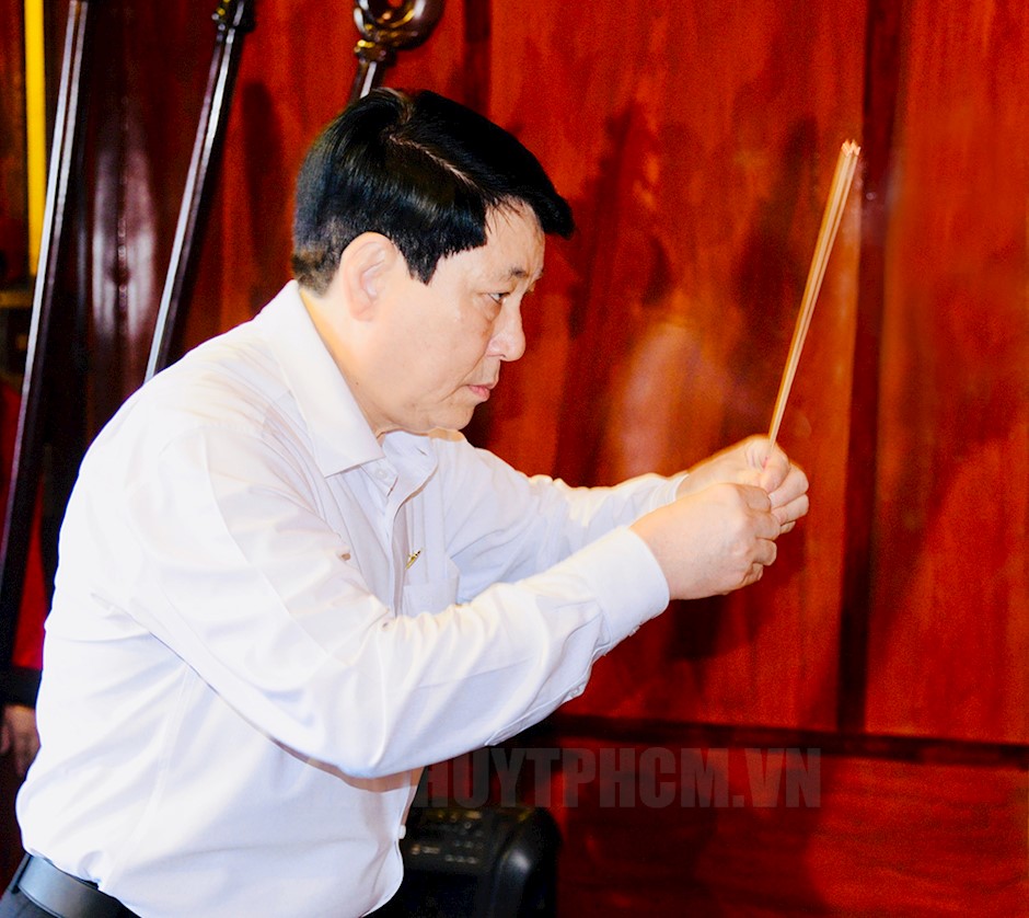 Đồng chí Lương Cường dâng hương tưởng niệm các anh hùng liệt sĩ