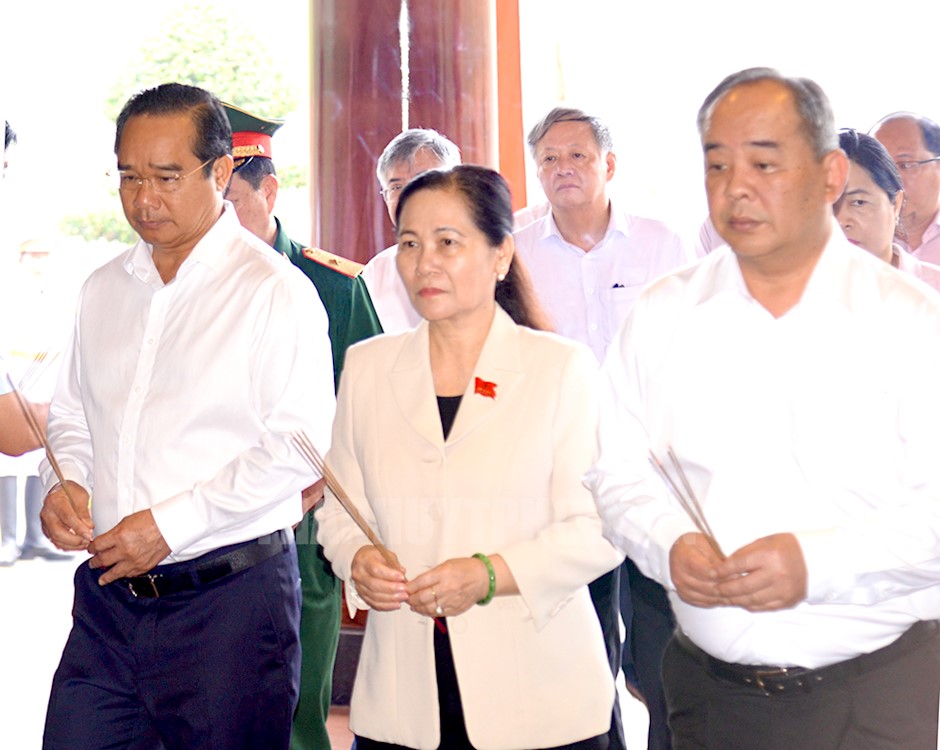 Đồng chí Lê Khánh Hải, đồng chí Nguyễn Văn Được và đồng chí Nguyễn Thị Lệ dâng hương tưởng niệm các anh hùng liệt sĩ