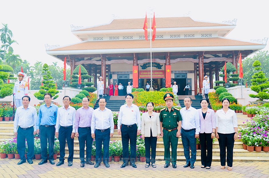 Đồng chí Lương Cường cùng các thành viên chụp ảnh lưu niệm tại Di tích lịch sử cấp quốc gia Ngã Ba Giồng