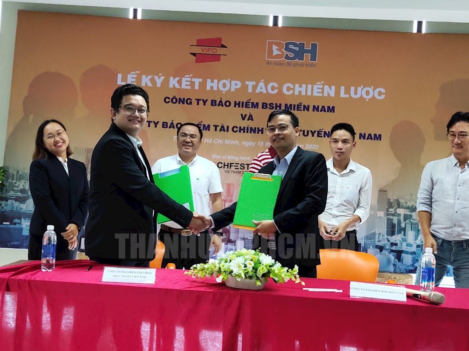 Anh Vương Việt Linh, giám đốc Công ty TNHH Bảo Hiểm Tài Chính Trực Tuyến Việt Nam VIFO ký kết với các công ty Bảo Hiểm