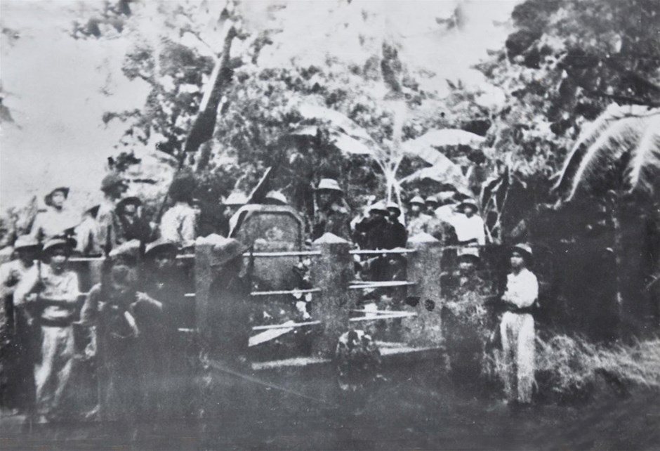 Tiểu đoàn 311 bên khu mộ cụ Nguyễn Sinh Sắc tại Đồng Tháp. (Nguồn ảnh: Website của Bảo tàng Hồ Chí Minh)