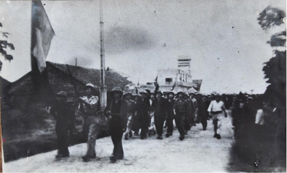 Tiểu đoàn 311 xuống tàu tập kết ra Bắc. (Nguồn ảnh: Website của Bảo tàng Hồ Chí Minh)