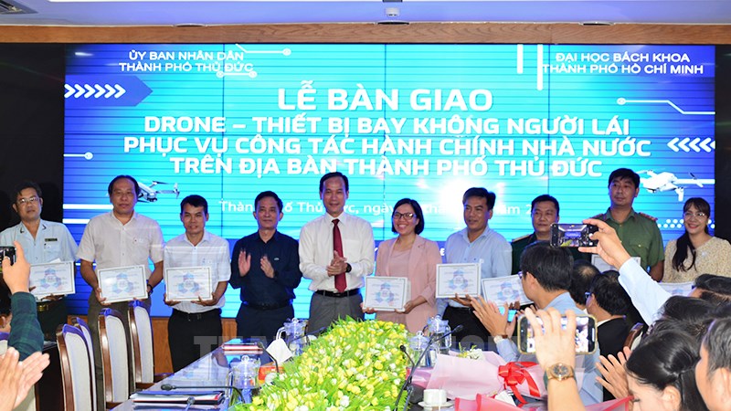 Đồng chí Nguyễn Kỳ Phùng và Phó giáo sư, tiến sĩ Nguyễn Danh Thảo, Phó hiệu trưởng trường ĐH Bách Khoa, ĐHQG TPHCM tặng Drone – thiết bị bay không người lái cho các đơn vị trực thuộc TP Thủ Đức và UBND 34 phường.