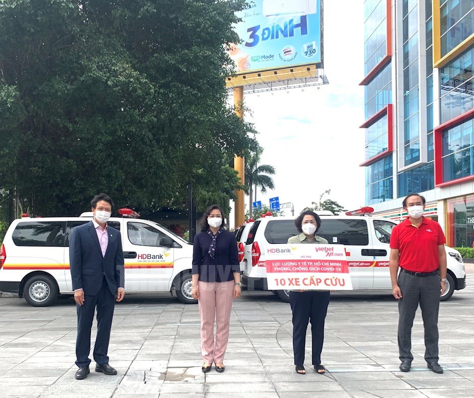 Chủ tịch Ủy ban MTTQ Việt Nam TP Tô Thị Bích Châu và Phó Chủ tịch UBND TP Phan Thị Thắng tiếp nhận 10 xe cấp cứu chuyên dụng của Vietjet và HDBank