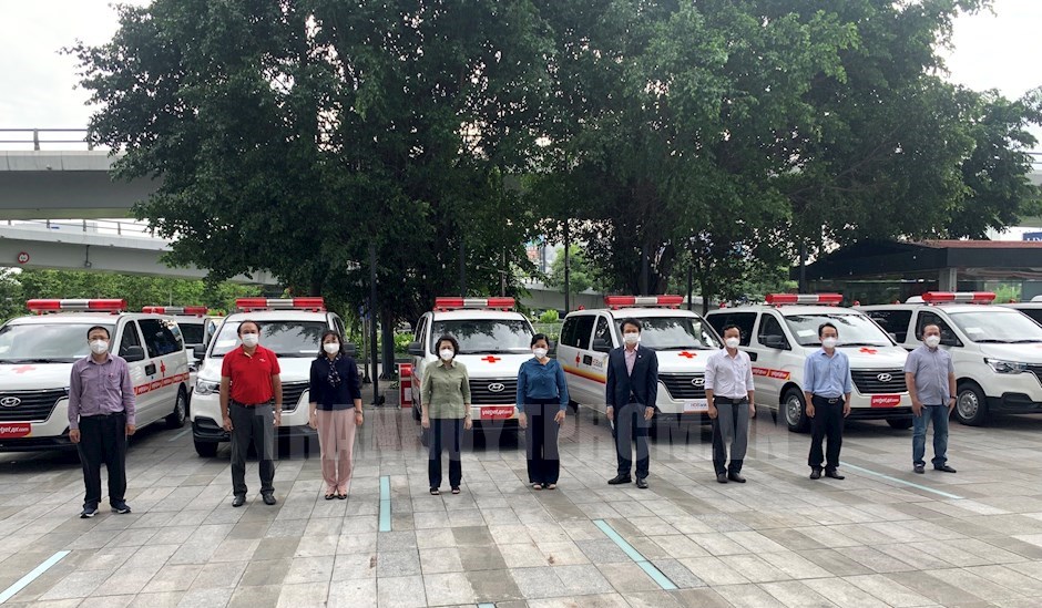 Vietjet và HDBank trao tặng 10 xe cấp cứu chuyên dụng cho lực lượng y tế TPHCM phòng, chống dịch Covid-19