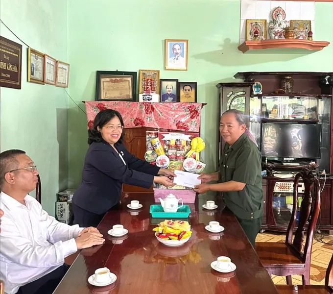 Phó Chủ tịch HĐND TPHCM Nguyễn Trường Nhật Phượng tặng quà thương binh, người có công với cách mạng