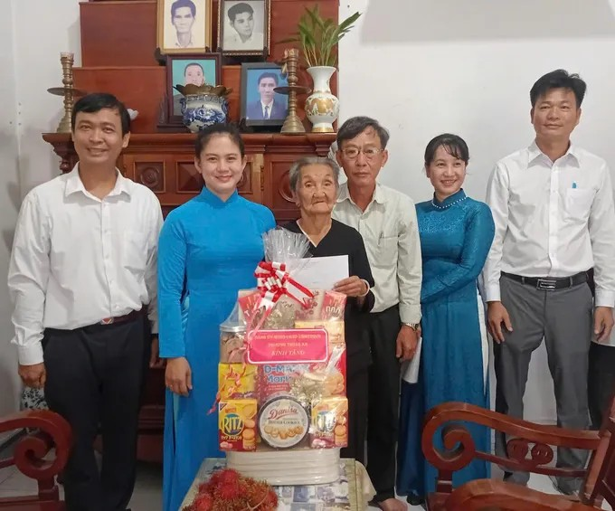 Đoàn cán bộ phường Thuận An trao quà cho gia đình có công với cách mạng Trần Thị Tư tại khu phố Thạnh Lộc, phường Thuận An