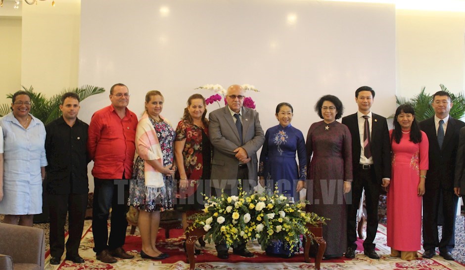 Lãnh đạo TPHCM chụp ảnh lưu niệm cùng đoàn đại biểu cấp cao Ủy ban Bảo vệ Cách mạng Cuba