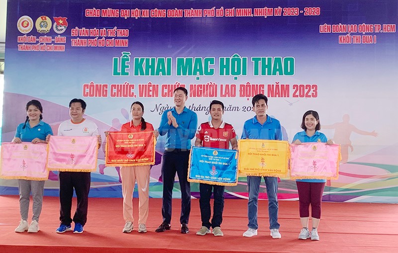 đồng chí Lương Tuấn Anh trao giải cho các đội đạt giải Trò chơi vận động.
