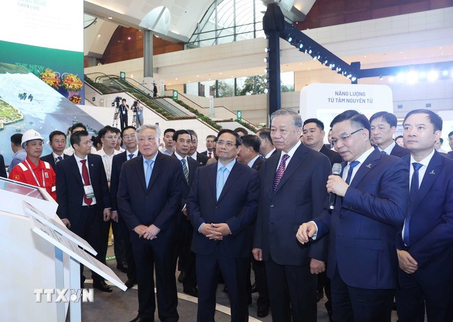 Tổng Bí thư Tô Lâm, Thủ tướng Phạm Minh Chính và các đại biểu tham quan triển lãm thành tựu khoa học, công nghệ của Tập đoàn Công nghiệp-Năng lượng quốc gia Việt Nam. (Ảnh TTXVN)