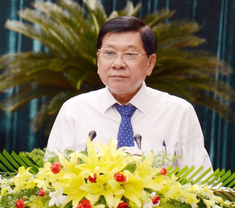 Phó Trưởng Ban Dân vận Thành ủy Lê Văn Tân trình bày tham luận “Công tác vận động quần chúng nhân dân trong cuộc khởi nghĩa Nam Kỳ”.