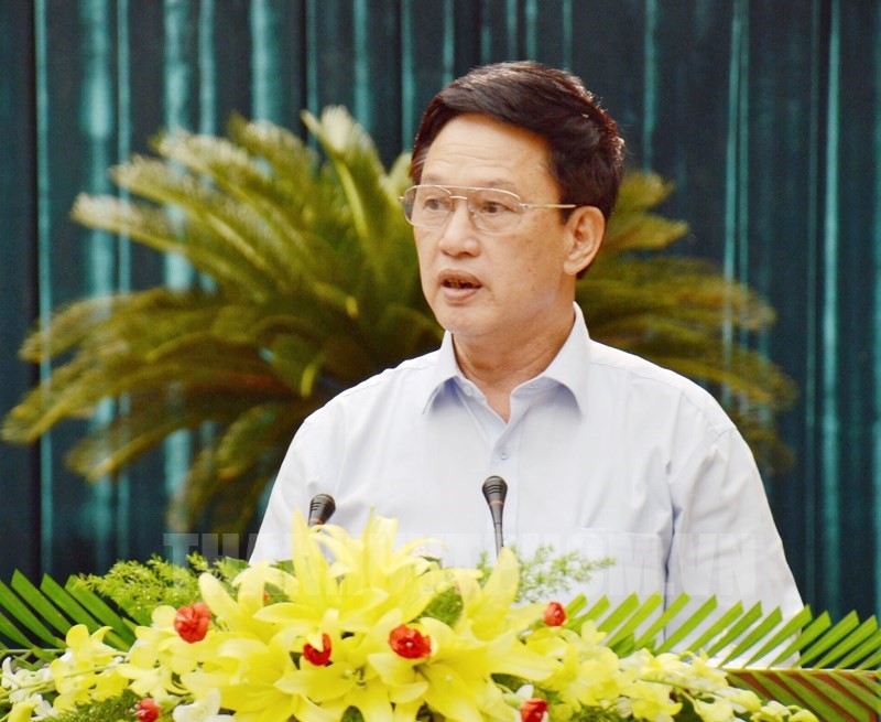 Thiếu tướng PGS.TS Vũ Quang Đạo trình bày tham luận “Từ Nam kỳ khởi nghĩa đến Nam bộ kháng chiến ở Sài Gòn - Gia Định, những trang sử hào hùng và kinh nghiệm lịch sử”.