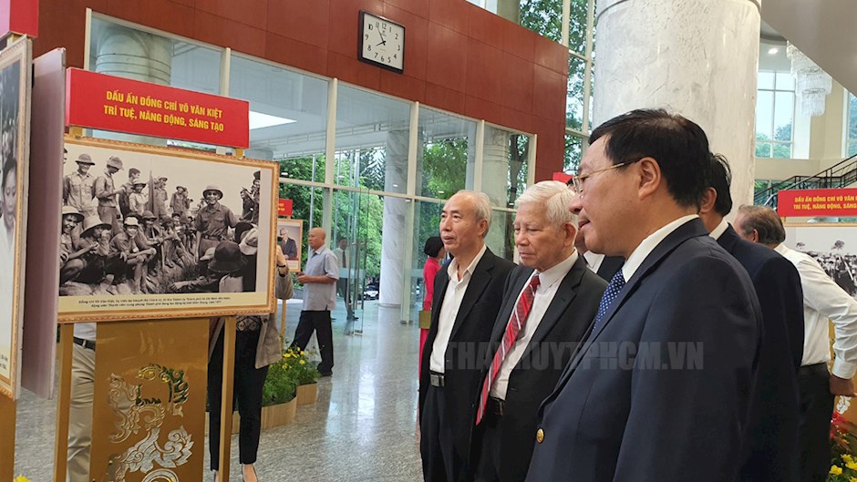 Nguyên Chủ tịch nước Nguyễn Minh Triết và Phó Thủ tướng Thường trực Phạm Bình Minh cùng các đại biểu tham quan triển lãm khu vực diễn ra hội thảo