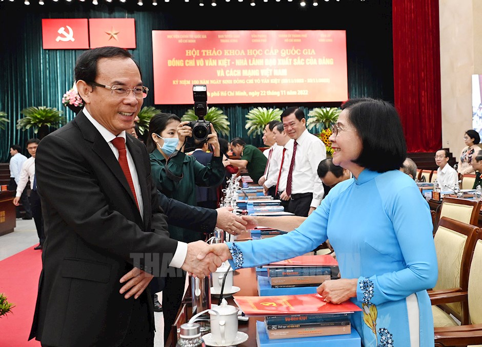 Đồng chí Nguyễn Văn Nên gặp gỡ các đại biểu tham dự hội thảo