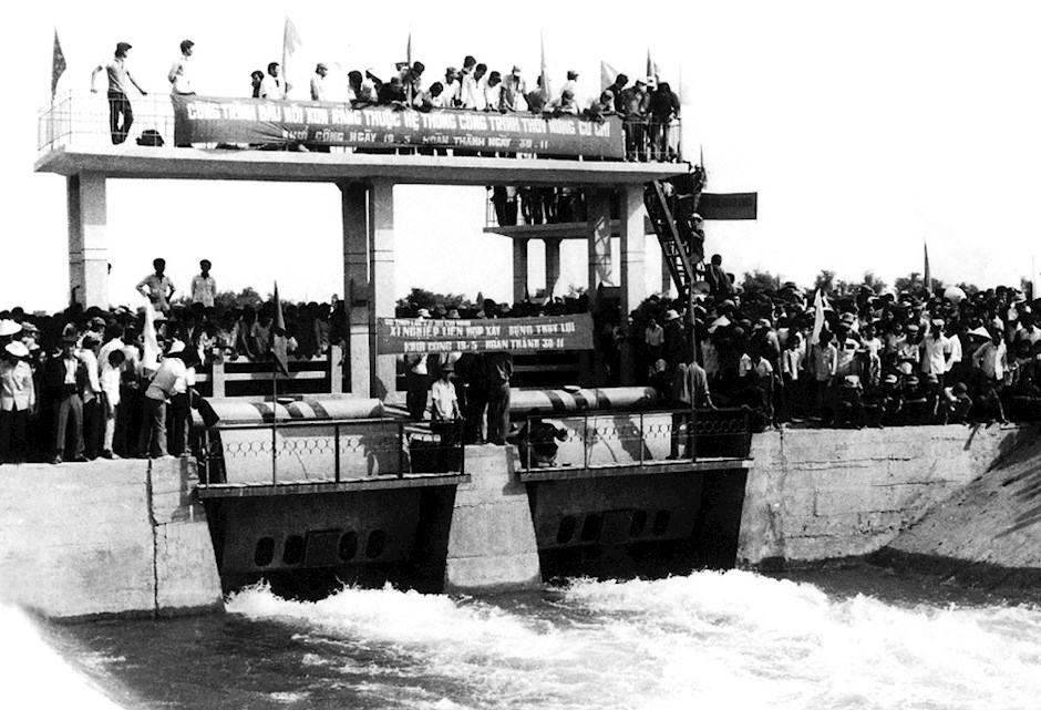 4.	Lễ khánh thành cống dẫn nước từ hồ Dầu Tiếng (Tây Ninh) về Kênh Đông (huyện Củ Chi, Thành phố Hồ Chí Minh) - một hạng mục công trình có sự tham gia của lực lượng Thanh niên xung phong Thành phố Hồ Chí Minh, tháng 9 năm 1983. 
